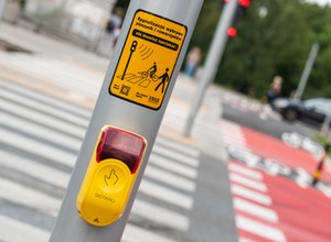 Przycisk do zmiany świateł na przejściu dla pieszych ma ukrytą funkcję. Pod spodem