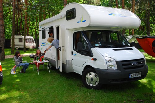 Poza kosztem wynajmu pojazdu oraz paliwem, trzeba też uwzględnić koszt opłat na kempingach – nie zawsze da się nocować na dziko