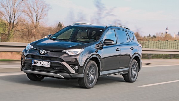 Ależ używana Toyota RAV4 trzyma cenę. Może lepiej kupić VW Tiguana? Mechanik wyjaśnia