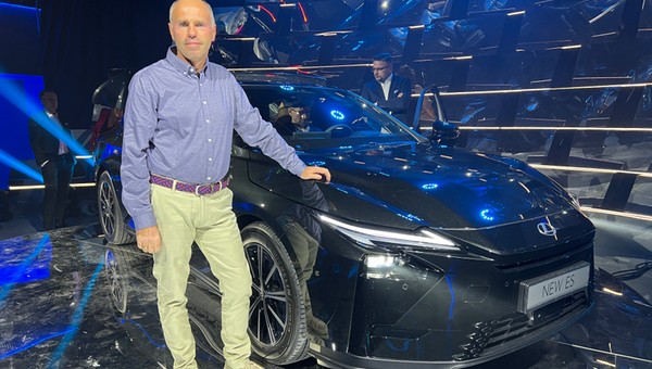 Nowy Lexus ES z napędem AWD i hybrydą szóstej generacji. Na rynku za rok, ale widziałem go już na żywo