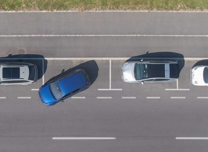 Wychodzi za każdym razem. Matematyk obliczył, kiedy kręcić kierownicą, by idealnie zaparkować