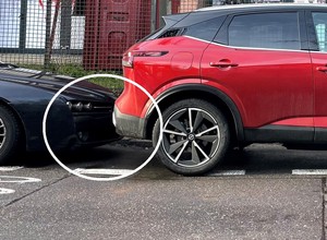 Zostawiłeś tak auto na ciasnym parkingu? Prosta czynność ochroni cię przed wydatkiem