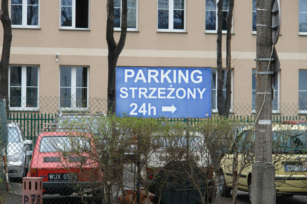 Zatrzymany zestaw ciężarowy trafił na parking strzeżony