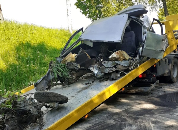 Audi otarło się o drzewo. Samochód rozpadł się na pół. Kierowca zginął