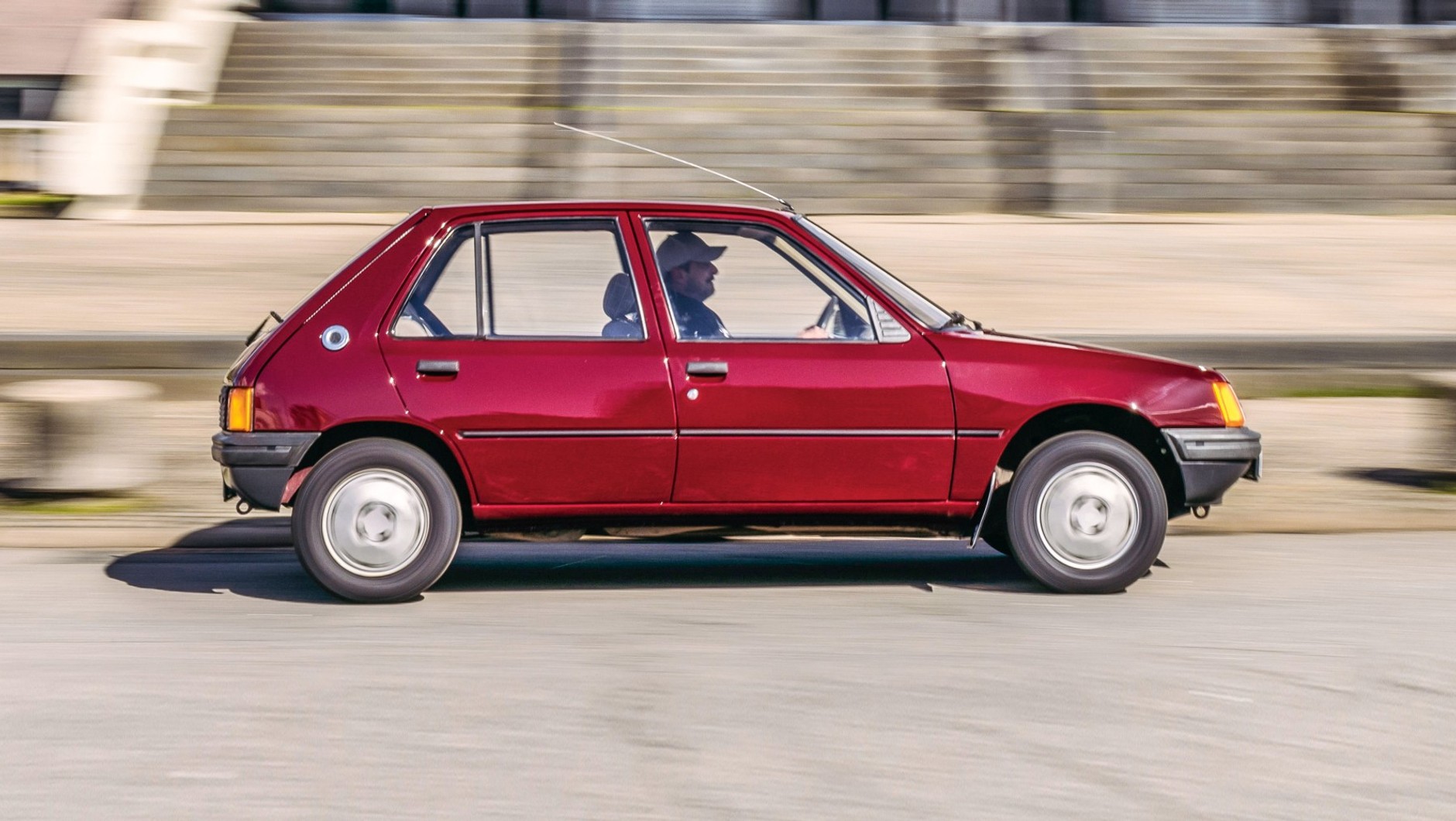 Sylwetka 205-ki nie starzała się, co miało swoje odzwierciedlenie w wynikach sprzedaży. Auto z 1983 roku nawet 15 lat później, gdy kończono produkcję, nie wyglądało źle.
