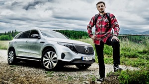 Słynny polski skialpinista w elektrycznym Mercedesie