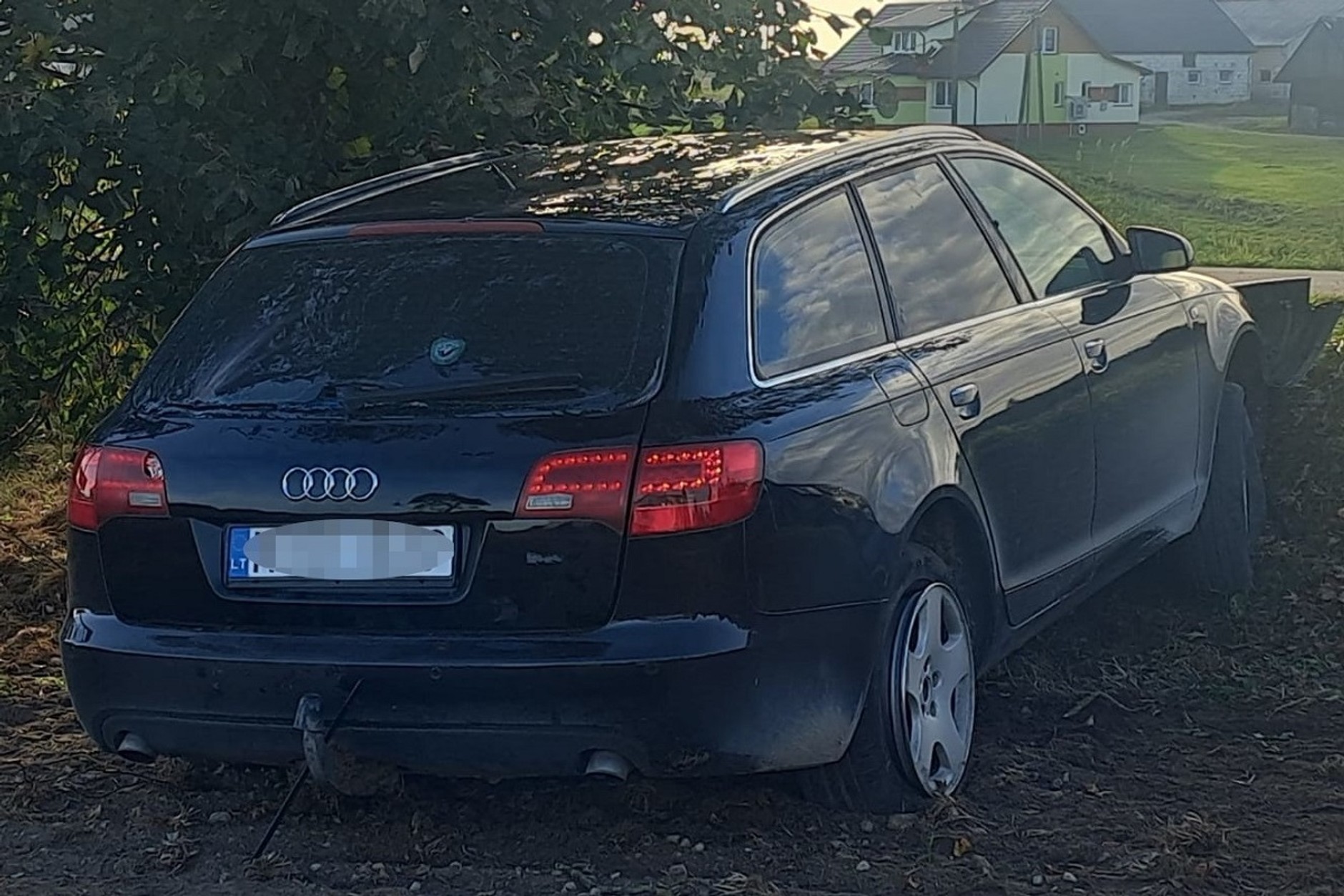 Audi A6 Avant wypakowane nielegalnymi papierosami