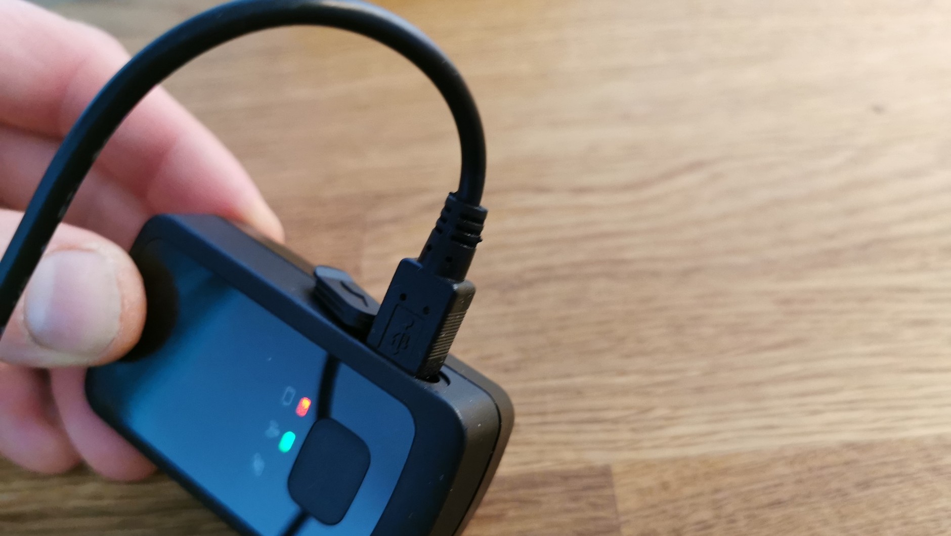 Lokalizator GPS model GL300: do ładowania, co ciekawe, wykorzystuje mini, a nie microUSB