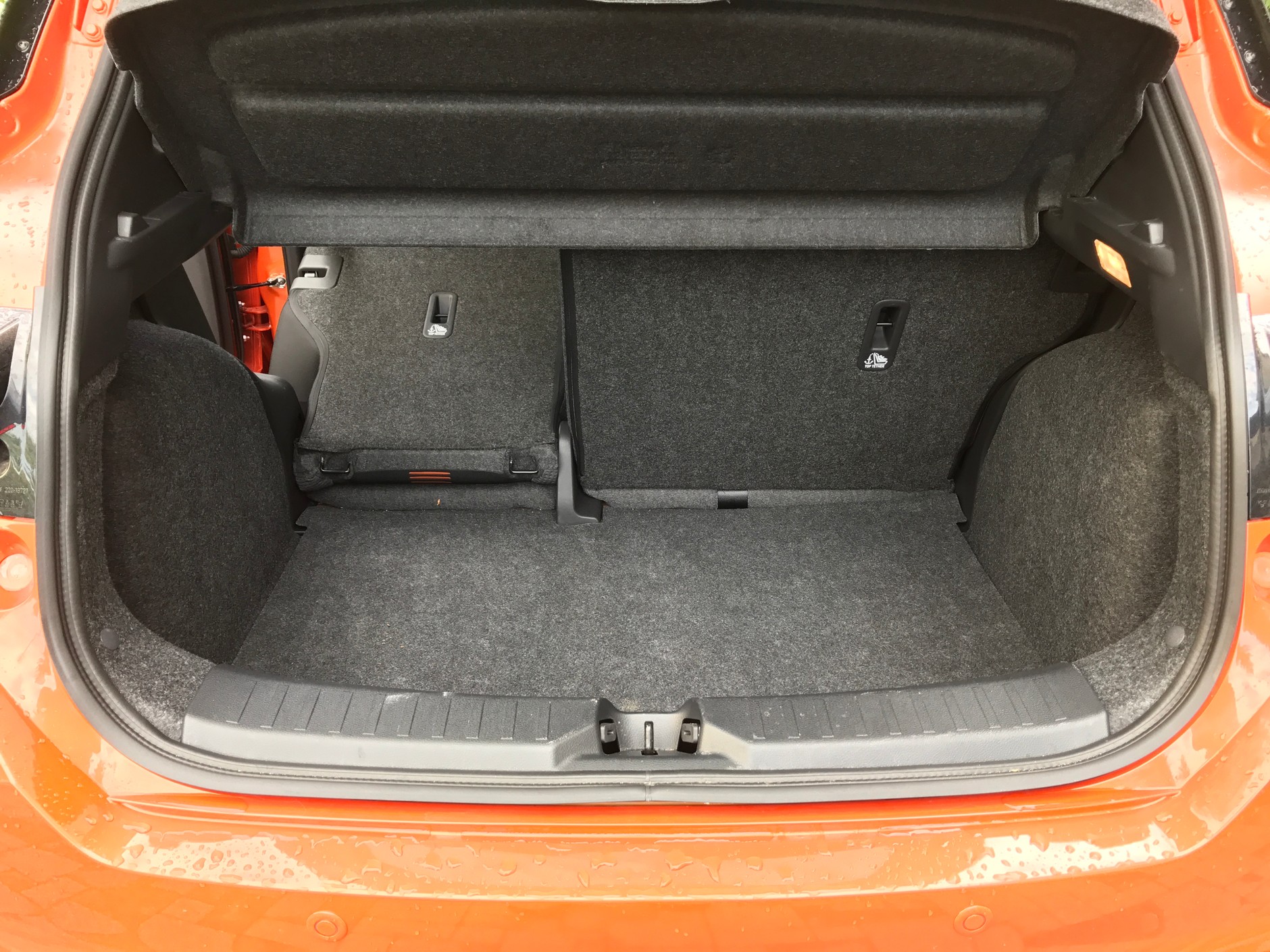 Wysoki próg załadunku i brak równej podłogi po złożeniu oparcia. Nissan Micra