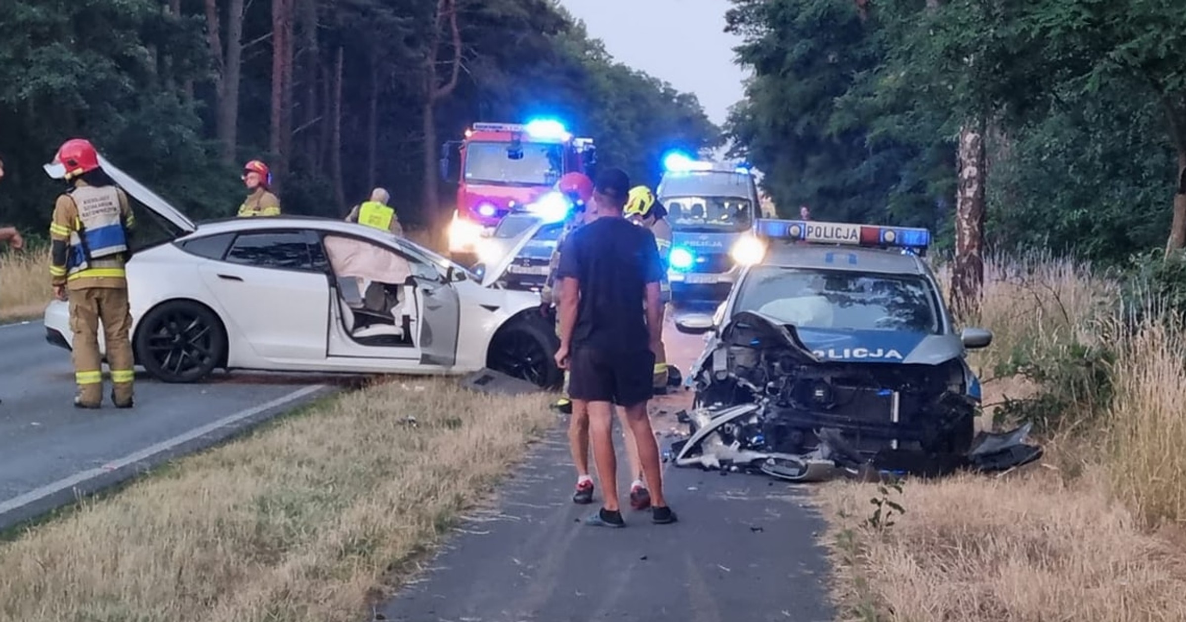 Wypadek z udziałem radiowozu i Tesli