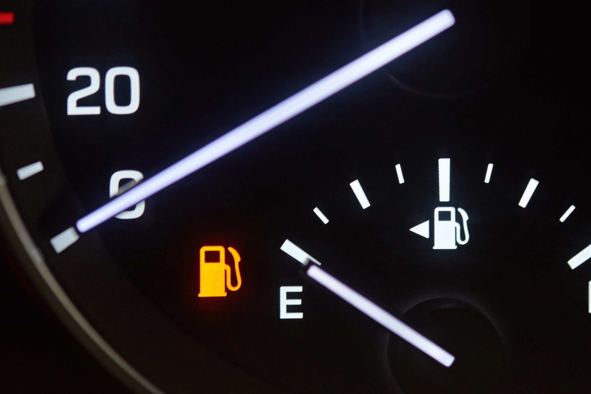 Ile kilometrów przejedziesz na rezerwie? To zależy od samochodu, ale lepiej uważać