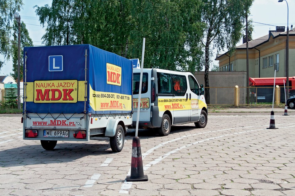 Żeby zdobyć prawo jazdy kategorii B+E, trzeba zdać egzamin praktyczny, ale wcześniej trzeba odbyć kurs. 