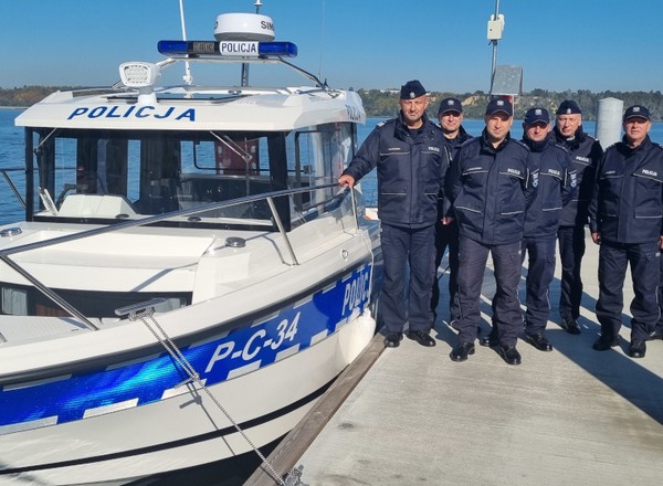 Policja pochwaliła się nowym sprzętem, m.in. łodzią motorową