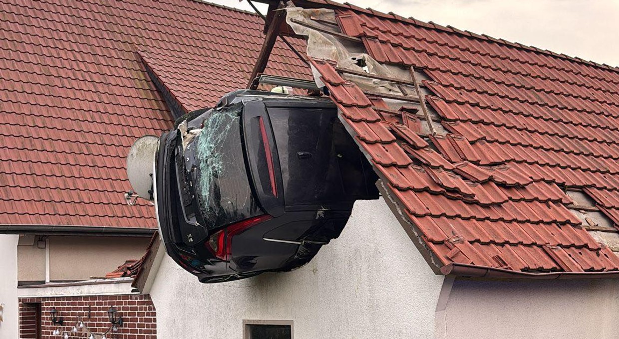 Potrącił dziecko skaczące na trampolinie i wbił się w dach stodoły