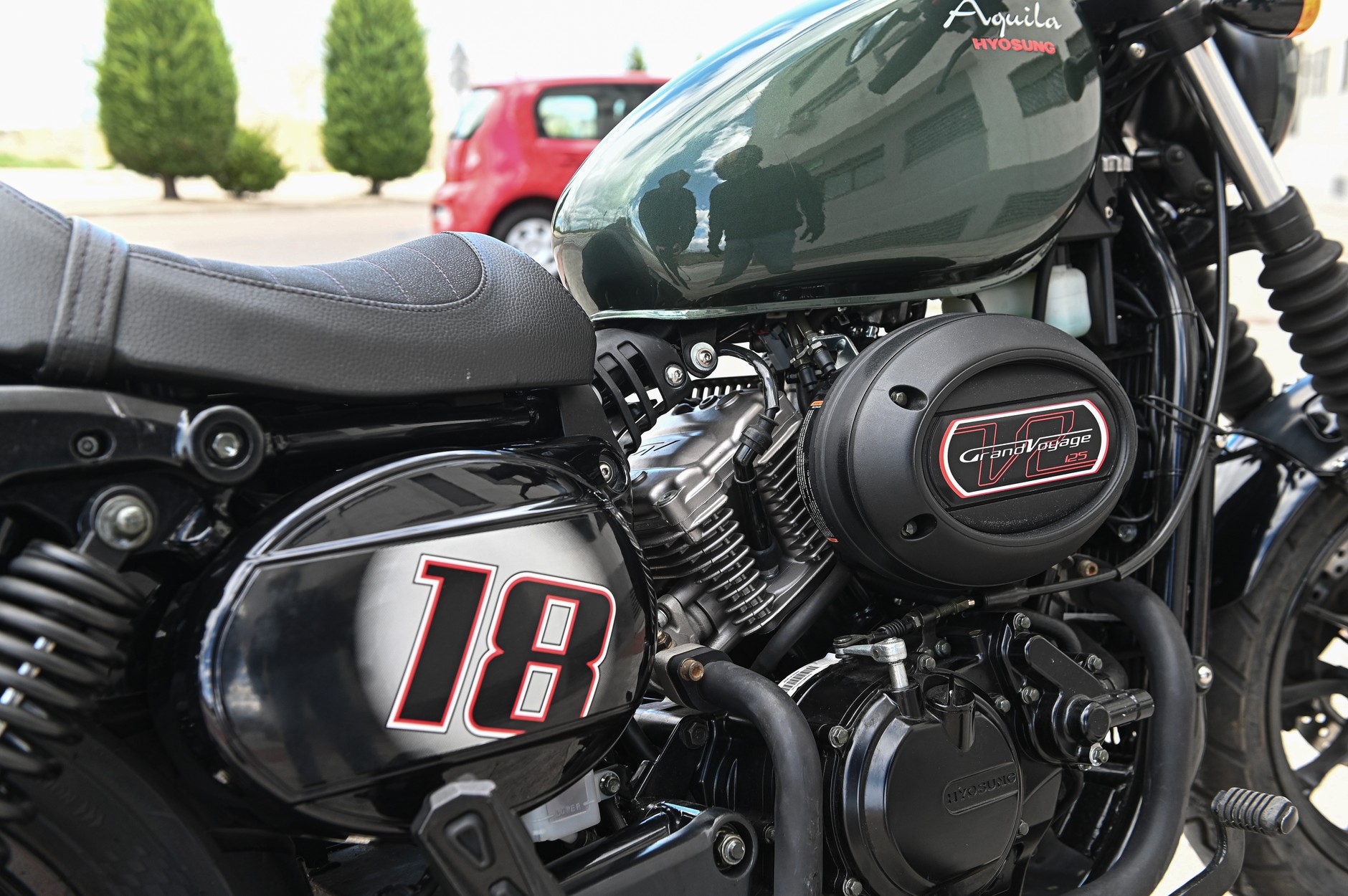 Motocykle klasy 125 coraz częściej wyglądają jak poważne maszyny i tak też jeżdżą.