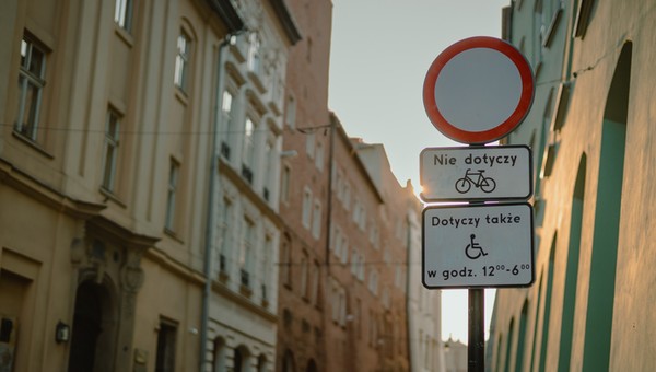 Prawo sobie przeczy, a kierowcy mają problem. Ministerstwo odpowiedziało RPO