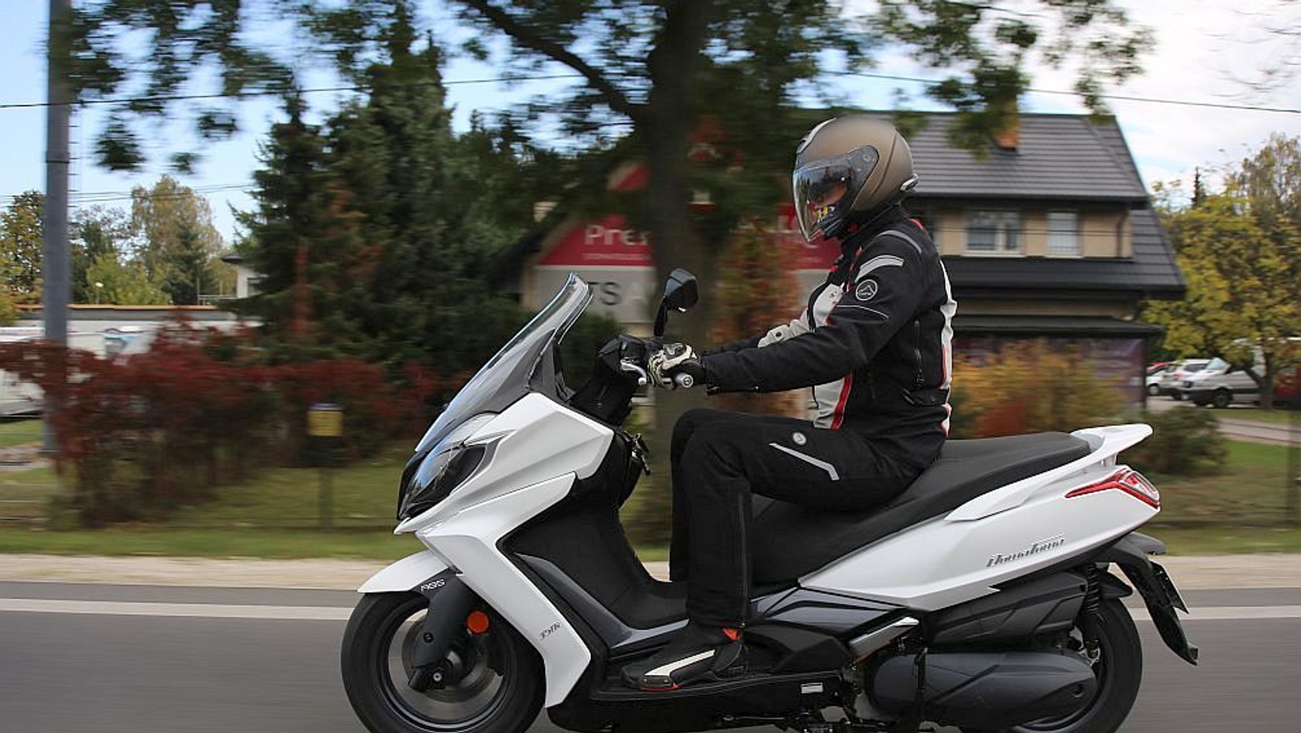 Kymco New Downtown 350i w jeździe