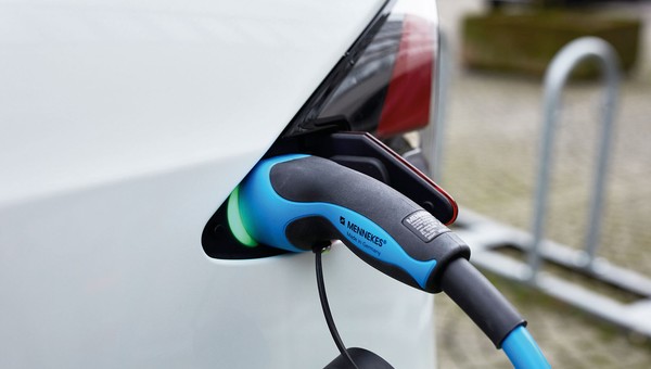 Tesla Model X kontra Audi e-tron - które elektryczne auto będzie lepszym wyborem?