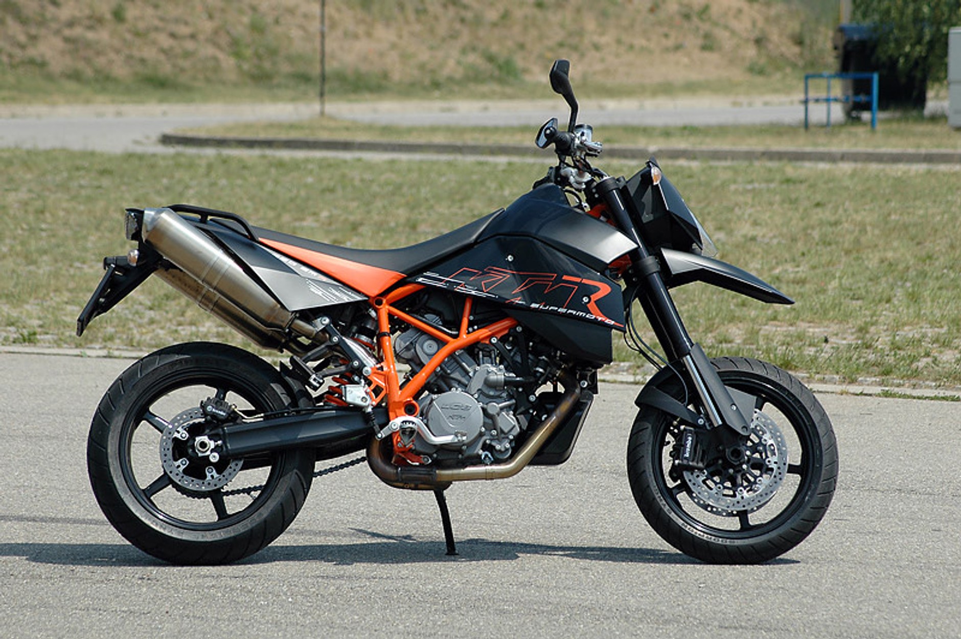 KTM 950 Supermoto R: duży dzikus (test)