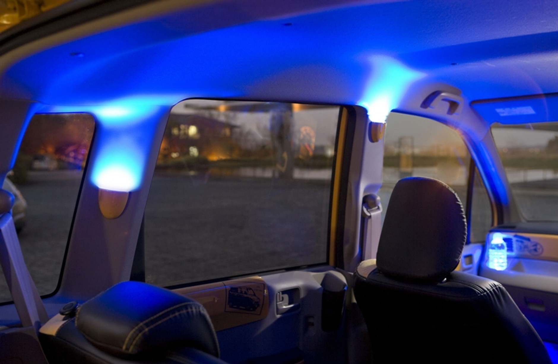 Które auto ma tak odjechane kołpaki?