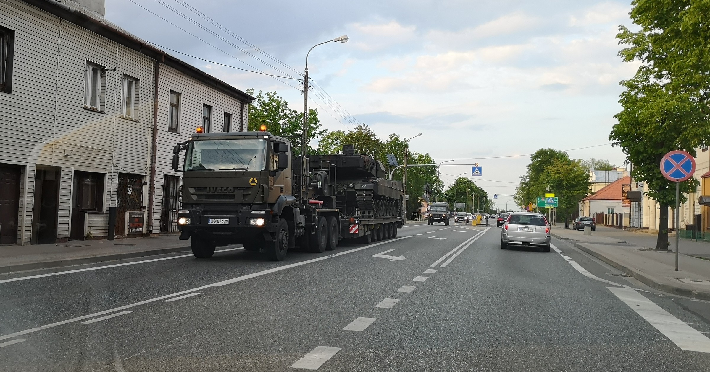 Kolumna wojskowa na drodze krajowej