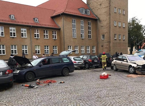 Uszkodził aż sześć samochodów! Niecodzienna sytuacja w Szczytnie