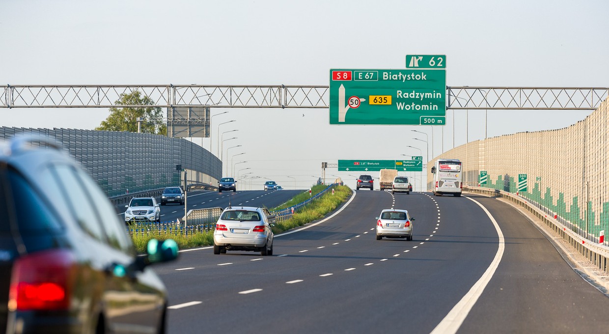 Dwóch kierowców zjeżdża na środkowy pas. Kto ma pierwszeństwo? Prawo jest jasne