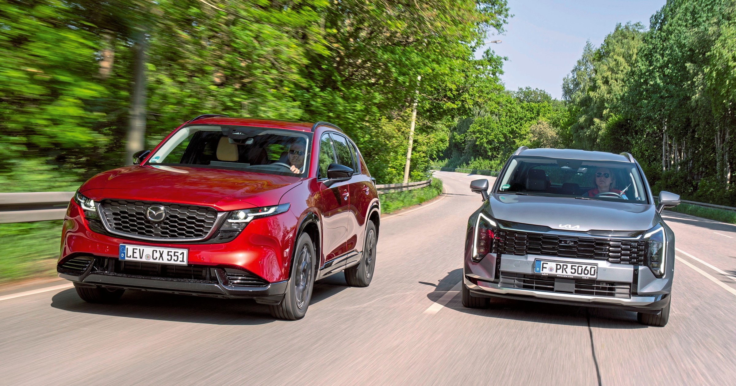 Nowa Mazda CX-5 kontra Kia Sportage. Polacy kochają te kompaktowe SUV-y. Który jest lepszy?