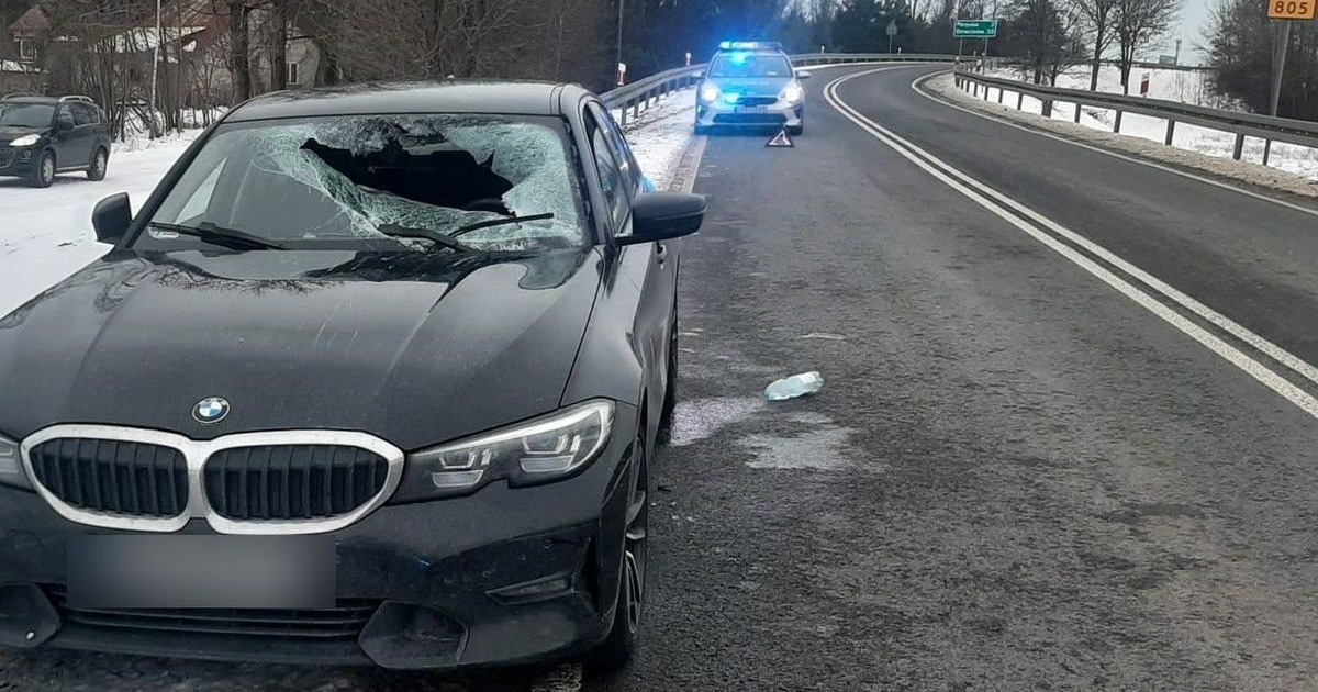 Bryła lodu spadła z naczepy, przebiła szybę i raniła kierowcę