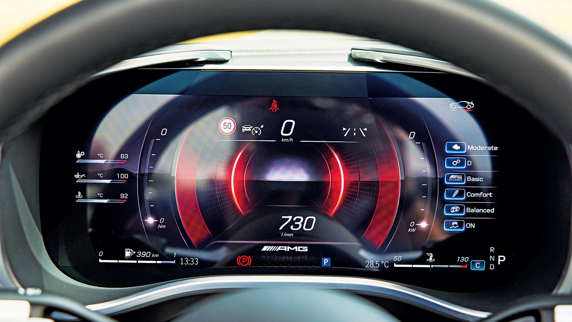 Żywymi kolorami zwraca uwagę sportowy wariant konfiguracji kokpitu