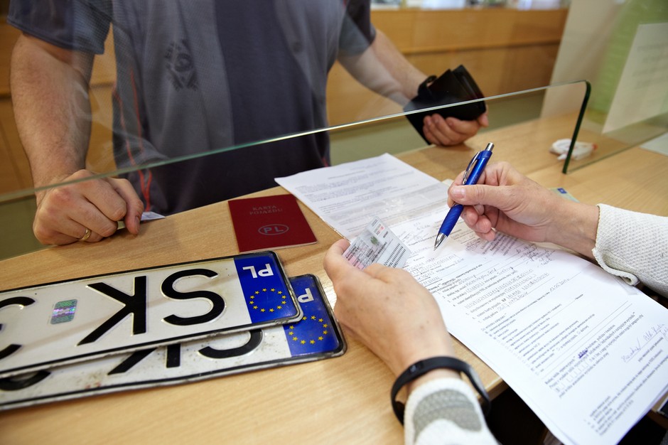 Kupiłeś auto? Czeka cię kilka wizyt w urzędach