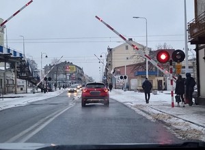 Wjechała na przejazd podczas podnoszenia szlabanów. Dostała 2 tys. zł mandatu