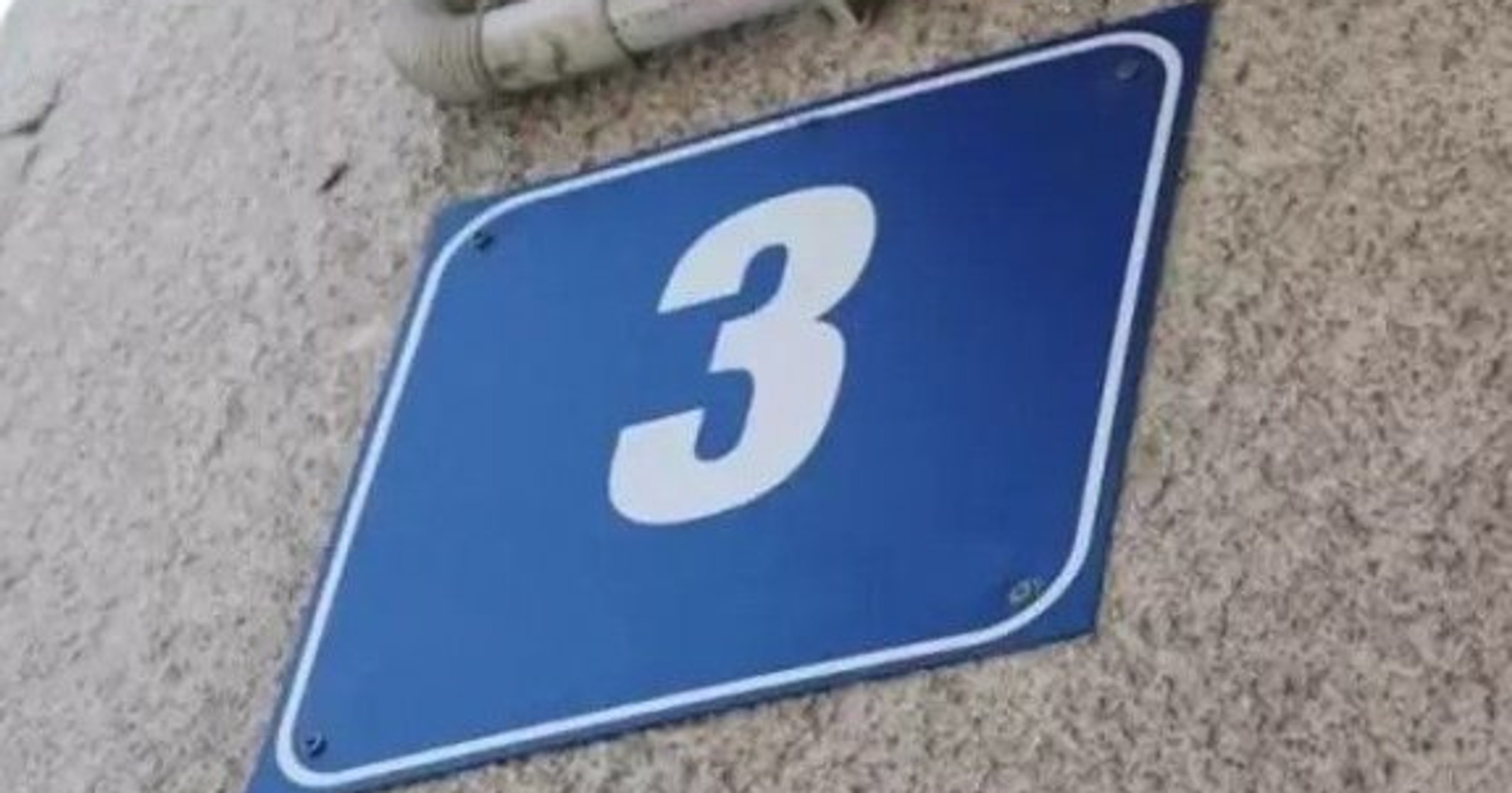 Obraz pochodzący z serwisu https://jawor.policja.gov.pl/dja/aktualnosci/bieza/122054,Oznacz-swoja-posesje-i-pomoz-policjantom-szybko-dotrzec-na-miejsce-interwencji.html