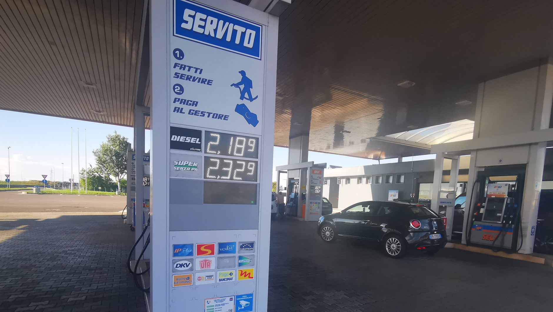 Dystrybutor z obsługą na włoskiej stacji przy autostradzie