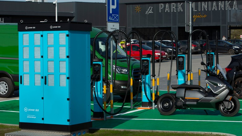 Już na 100 stacjach sieci Powerdot za ładowanie można zapłacić kartą bankową