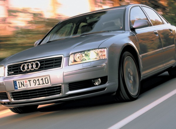 Co psuje się w 20-letnim Audi A8? Może lepiej wybrać... Skodę Superb?