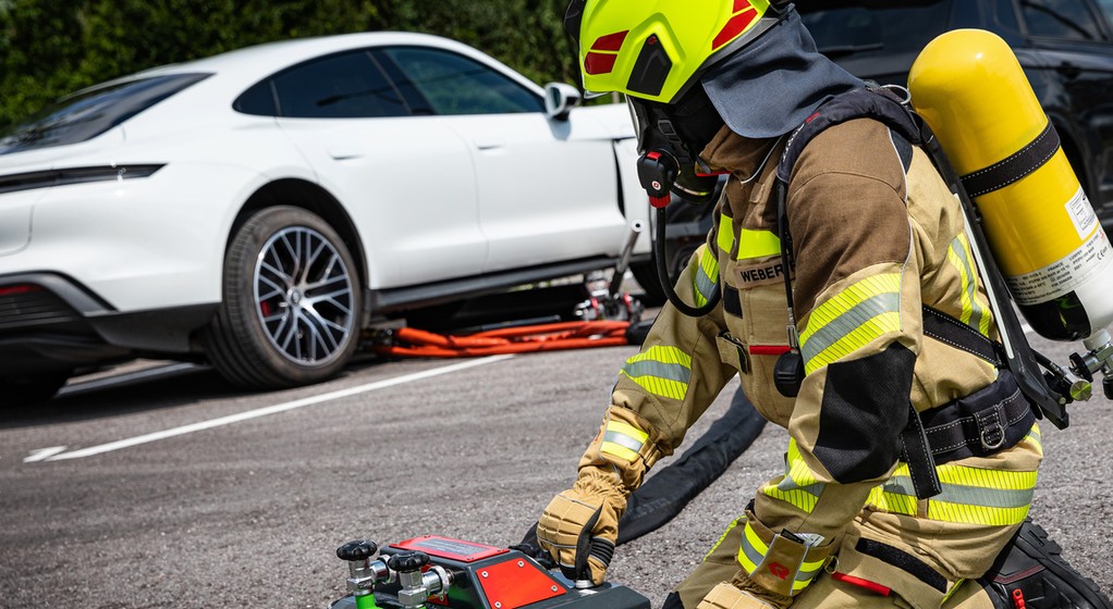 Rosenbauer opracował system gaszenia baterii litowo-jonowych w autach elektrycznych