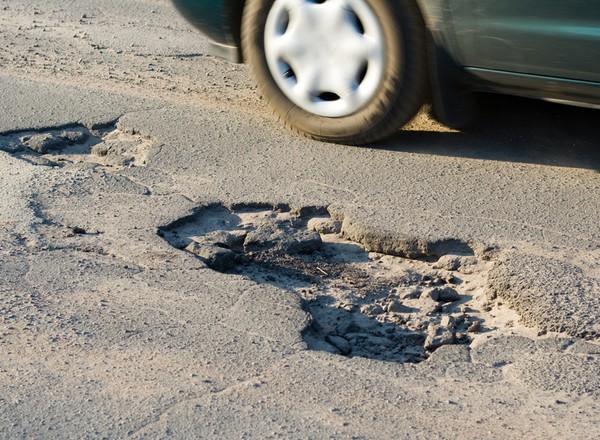 Jak uzyskać odszkodowanie za uszkodzenie auta na dziurawej drodze?