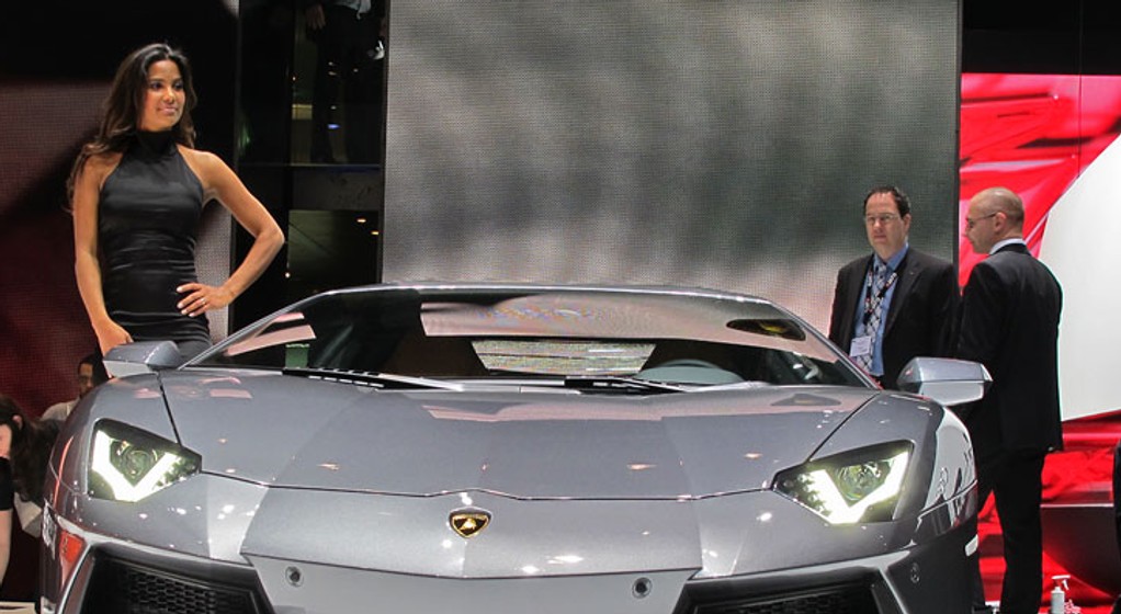 Genewa 2011: dziewczyny i samochody (galeria, wideo)