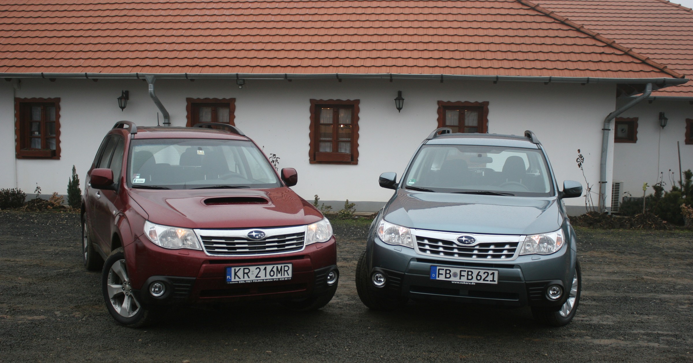 Subaru Forester 2011 (z lewej model 2010)
