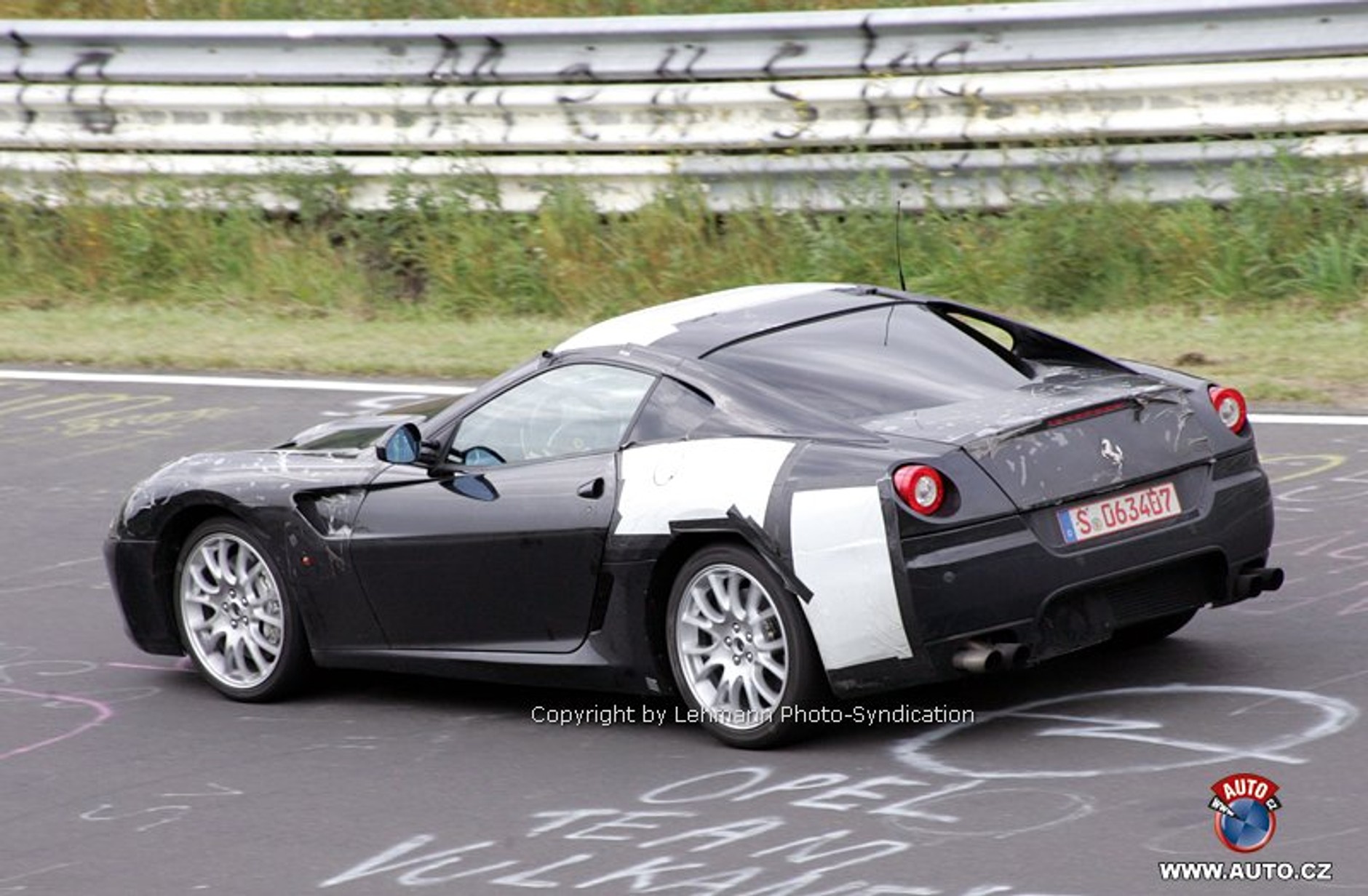 Zdjęcia szpiegowskie: małe Dino coraz bliżej