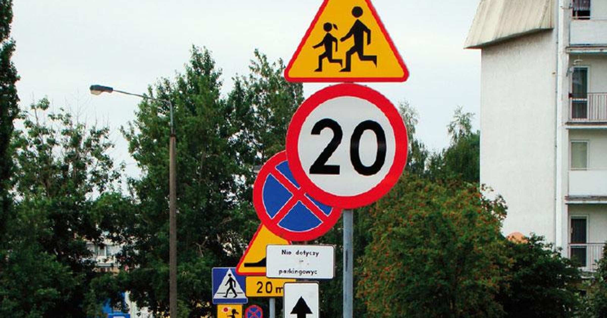 Na krótkim odcinku drogi zarządca umieścił sześć różnych znaków