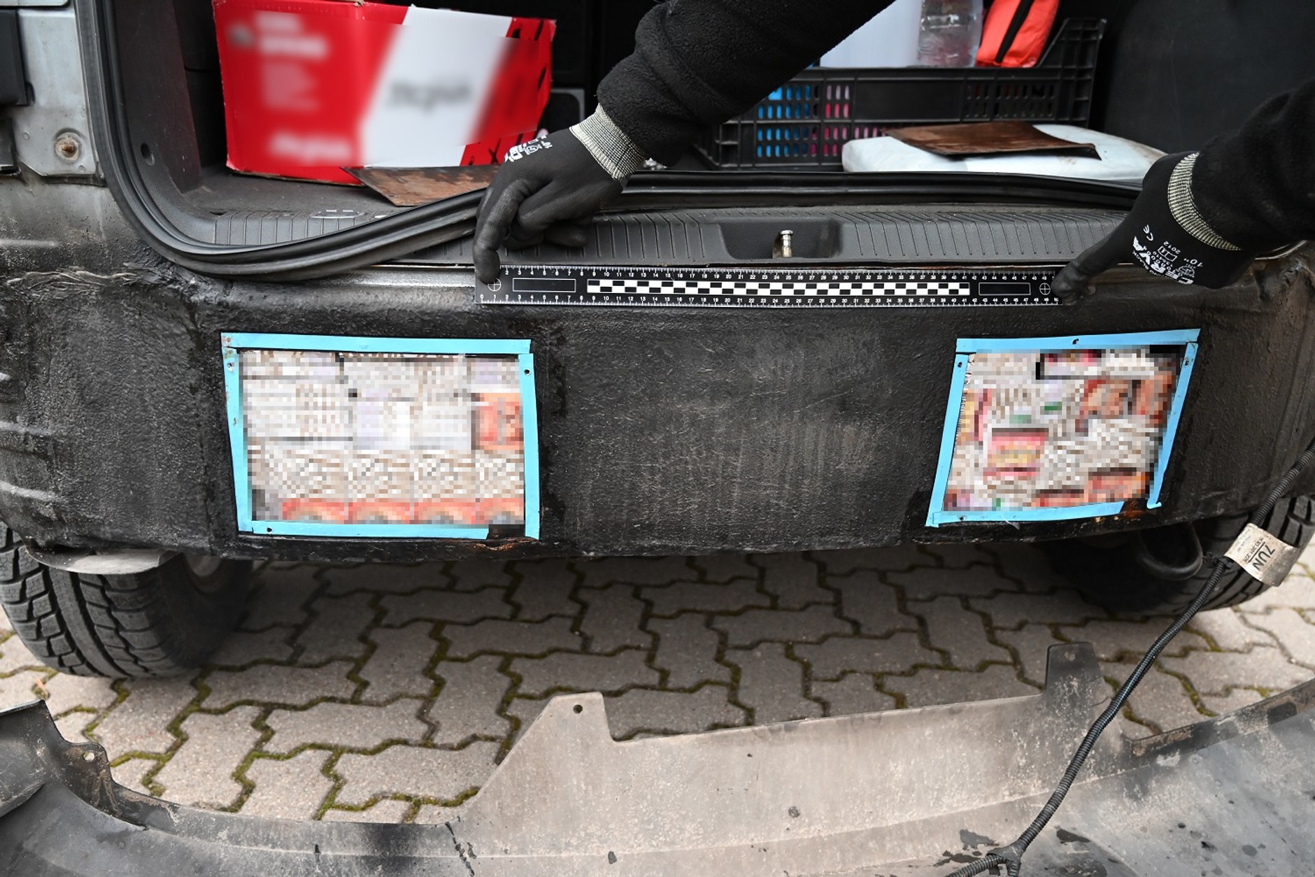 Nielegalne papierowy ukryte pod bagażnikiem samochodu