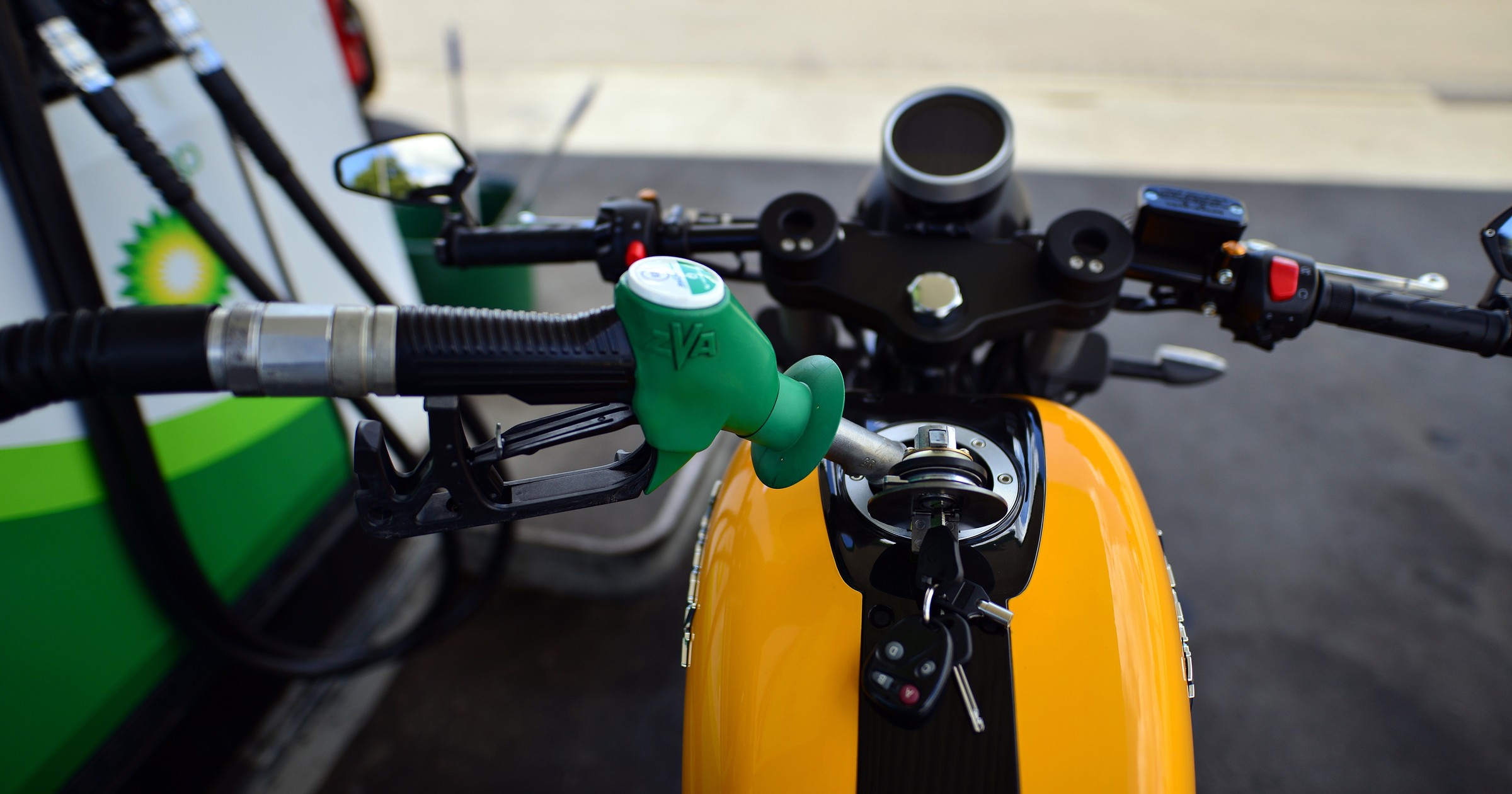 Tankowanie motocykla różni się od tankowania samochodu, mimo że robi się to w tym samym miejscu