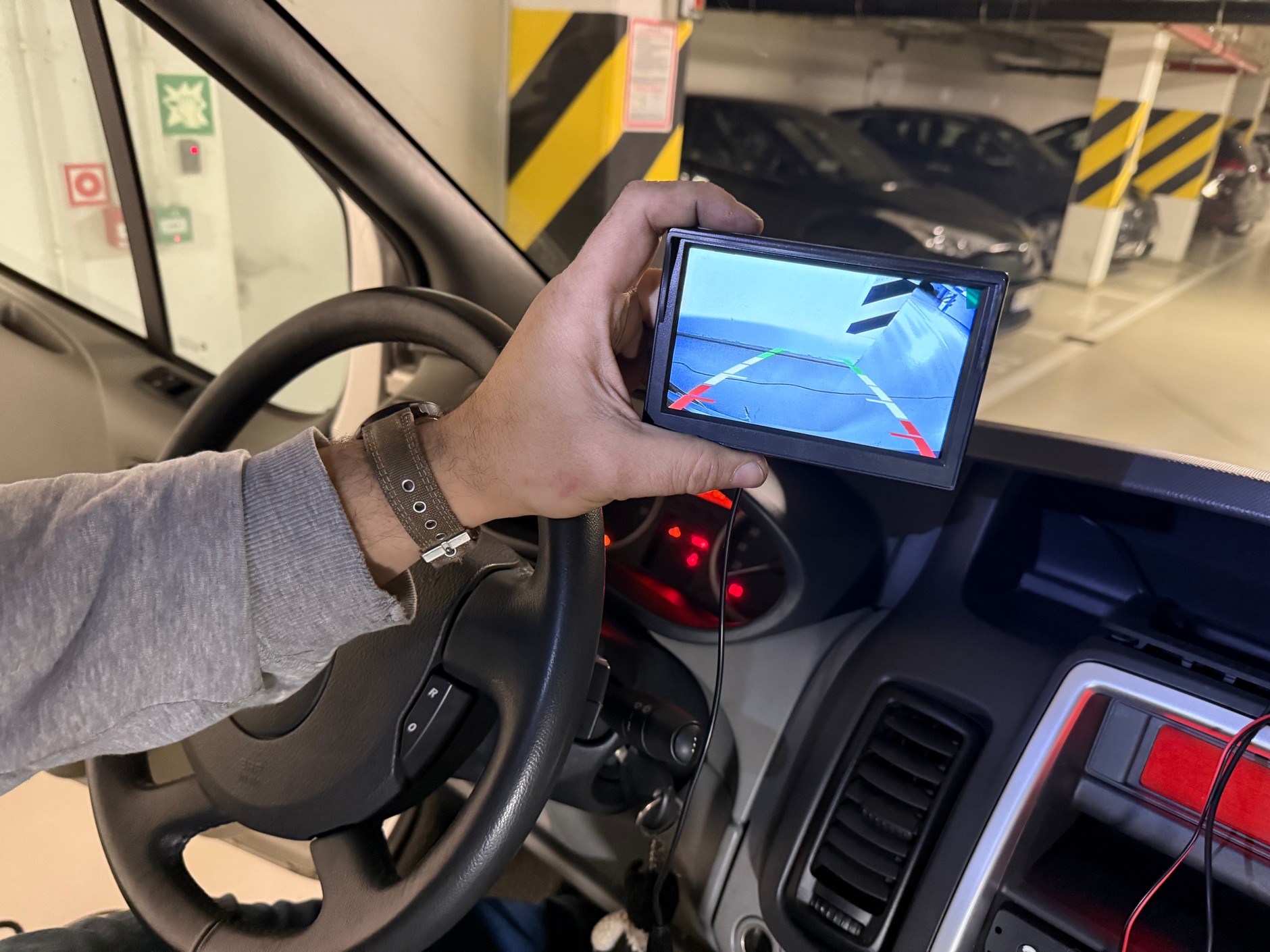 Okazuje się, że działa. Pozostały wolny przewód w kolorze czerwony, o którym nie wspomniała instrukcja montażu, postanowiliśmy zaizolować go i... zapomnieć