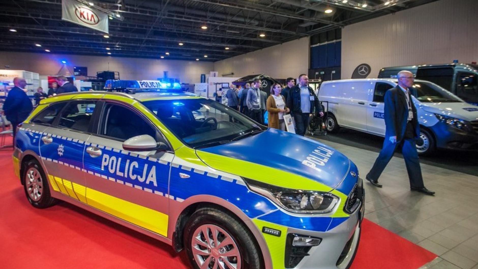 Nowe oklejenie policyjnego radiowozu