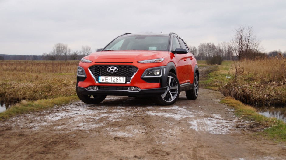 SUV-y rzadko opuszczają utwardzone drogi, a jeśli już to robią, to w większości przypadków napęd na jedną oś w zupełności wystarczy do tego, żeby dojechać na działkę lub pokonać kilka kilometrów po szutrowej nawierzchni.