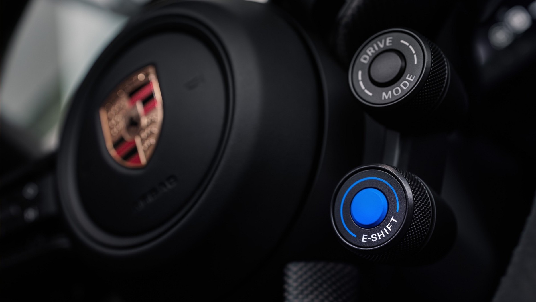Przycisk od systemu E-Shift w odświeżonym Porsche Taycan GTS