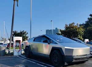 Tesla Cybertruck na wojskowym poligonie. Nietypowe zastosowanie elektrycznego pick-upa