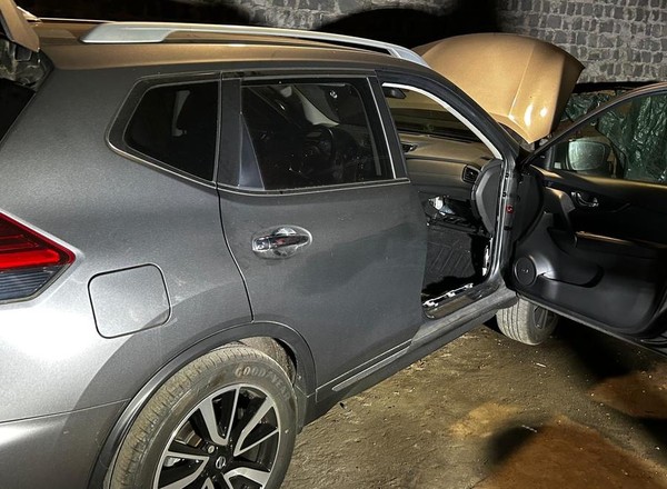 Przestępcy rozbierali kradzione auto. Tam, gdzie zwykle